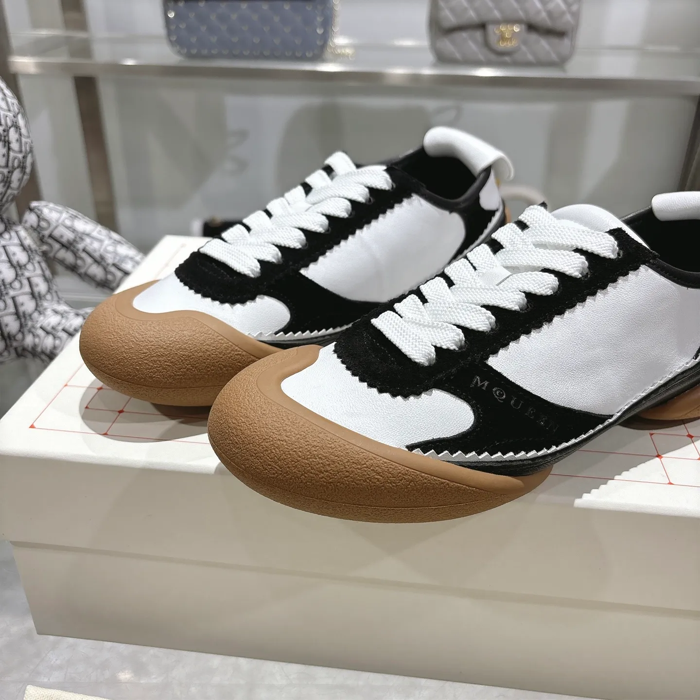 👟👟Ex-factory price 580👟👟 Men's size +10 2025 McQueen's new AIexanderMcQUEEN✅ The original quality has been certified! The original version is reproduced 1:1, and the latest products are available at the latest counters simultaneously. • McQueen logo • Round toe box • Lightweight segmented sole design, made of imported stretch breathable fabric + grained cowhide, soft inner lining and insole, comfortable for walking and not stuffy on the feet. Five colors: black and white • white • apricot • black brown • yellow Fabric: grained cowhide + stretch fabric + cow suede Insole: imported sheepskin Women’s model: 35–40 (40 for women is non-refundable) Men’s model: 40-45 (45 for men is non-refundable) Women’s model: (men’s model +10)